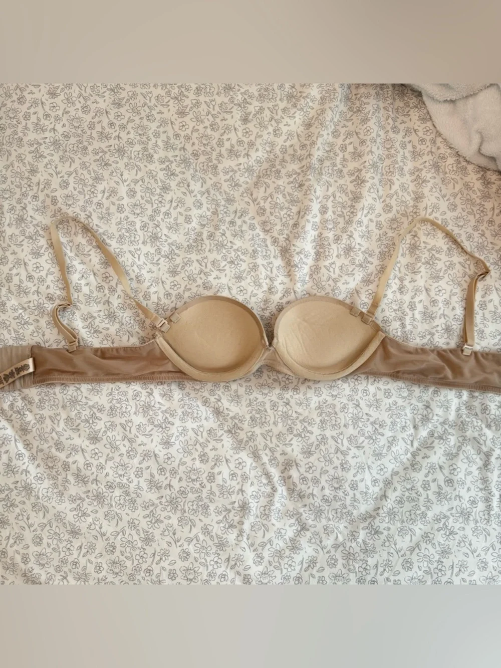 SKIMS Strapless Convertible Strap Bra - Picture 2 of 4